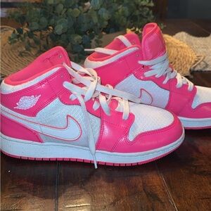 Jordon 1 Mid GS Girls Size 7Y Hyper Pink